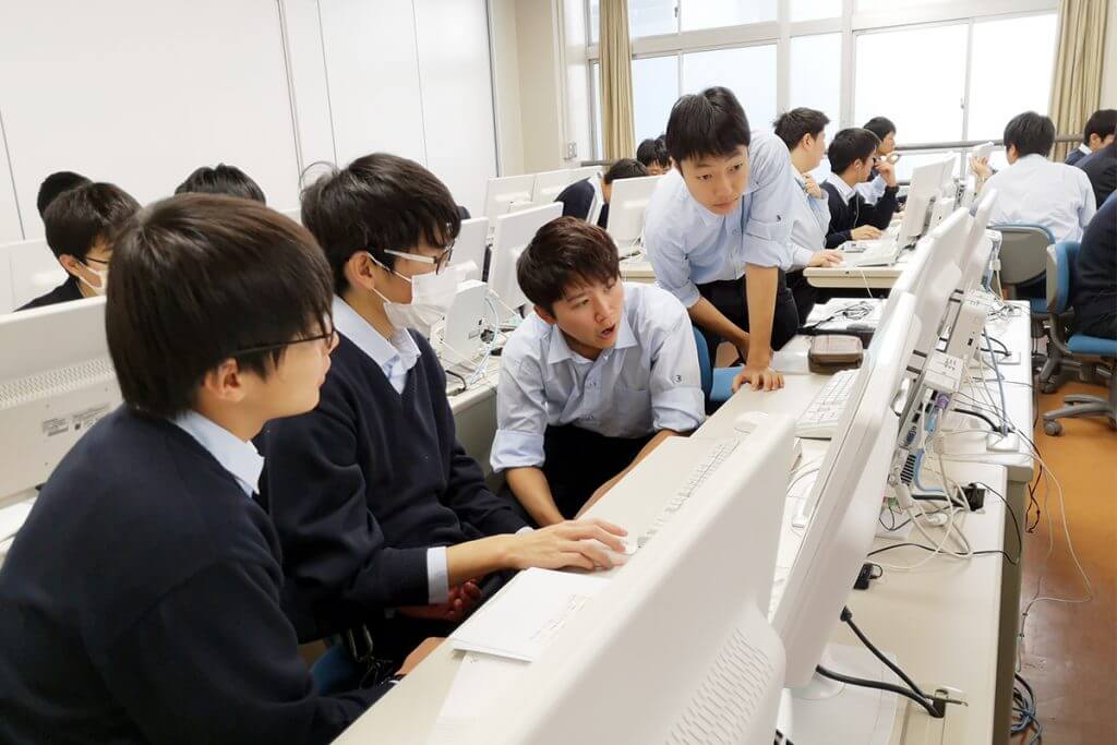 リサーチをする岩倉高校の生徒たち