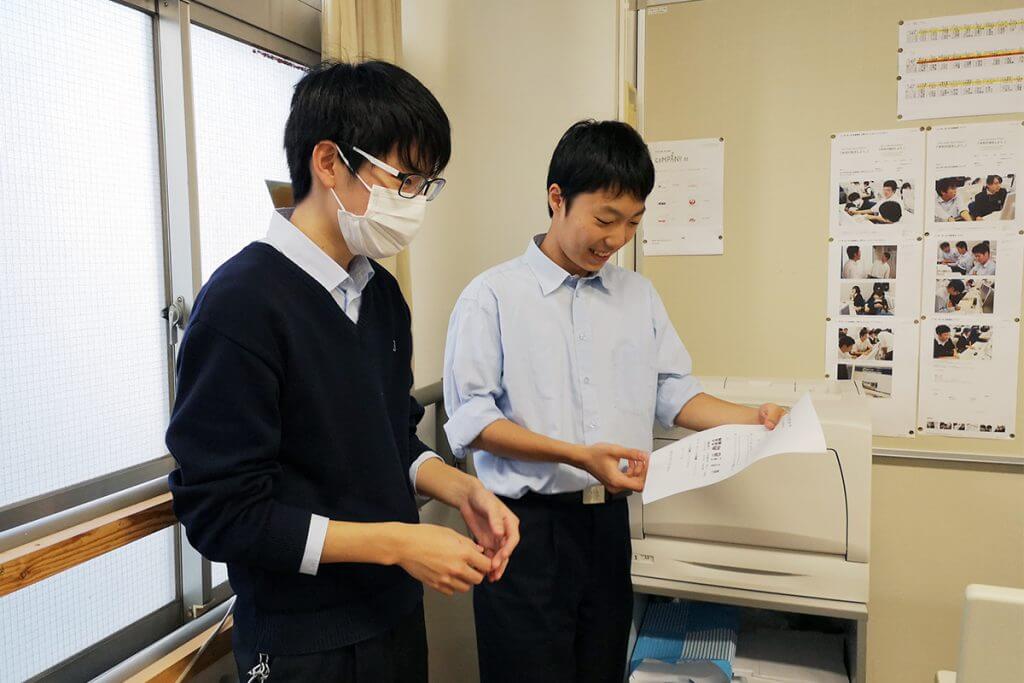 リサーチをする岩倉高校の生徒たち