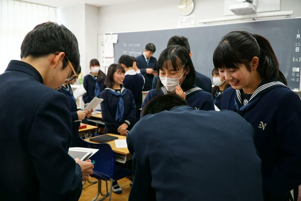 話し合う成田高等学校付属中学校の生徒たち