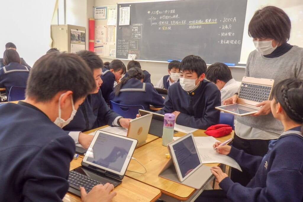 アイディアを出し合う成田高校付属中学校の生徒たち
