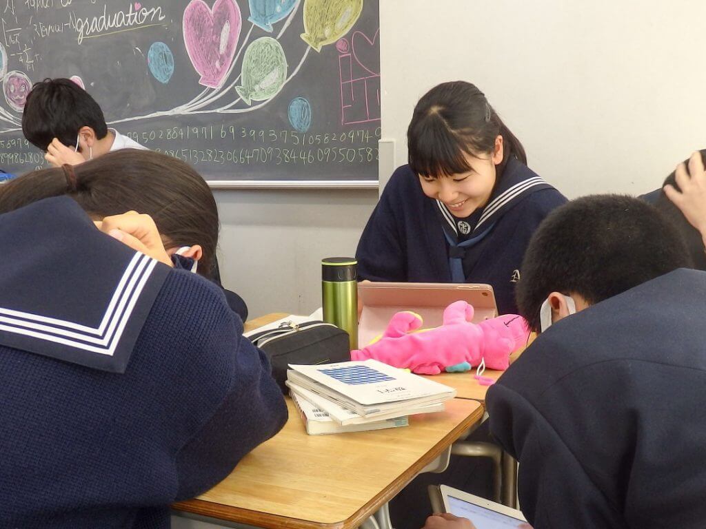 リサーチをする成田高校付属中学校の生徒たち