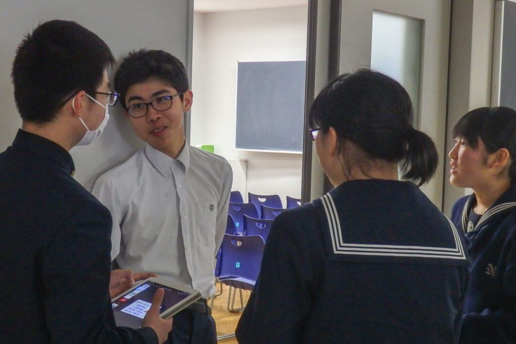 チームメイト同士で声を掛け合う成田高校付属中学校の生徒