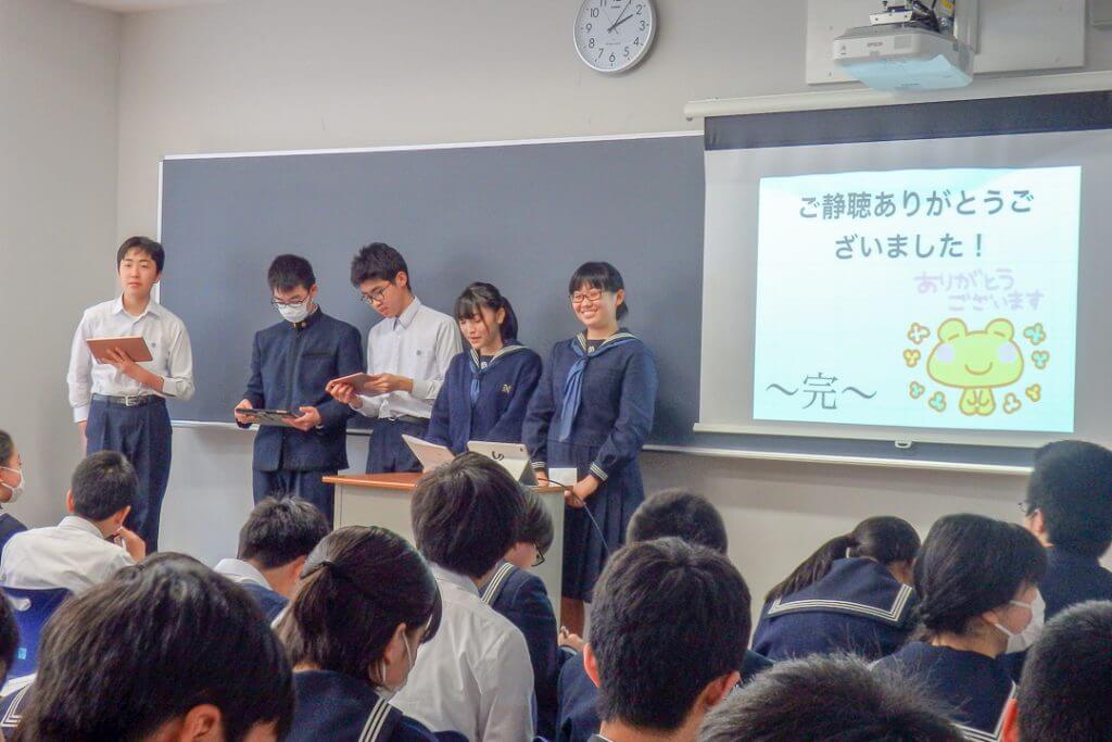 プレゼンをする成田高校付属中学校の生徒