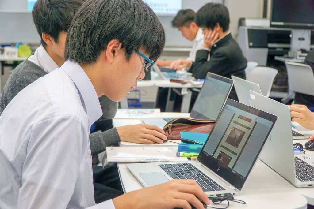 パソコンで調べる東京都市大学付属高校の生徒