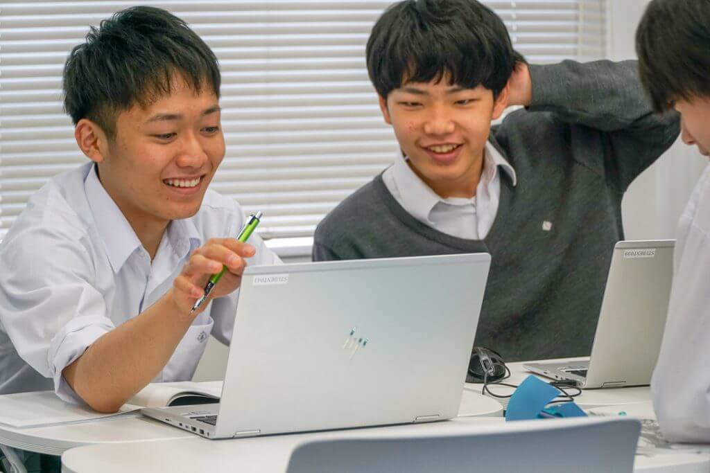 情報収拾をする東京都市大学付属高校の生徒たち