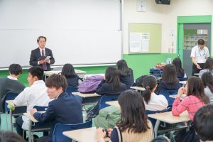出席を取る先生