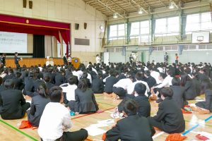 生徒が集まった体育館