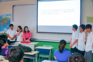 プレゼンをする玉川学園高等部の生徒たち