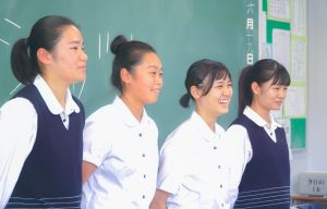 プレゼンをする東京学館高校の女子生徒