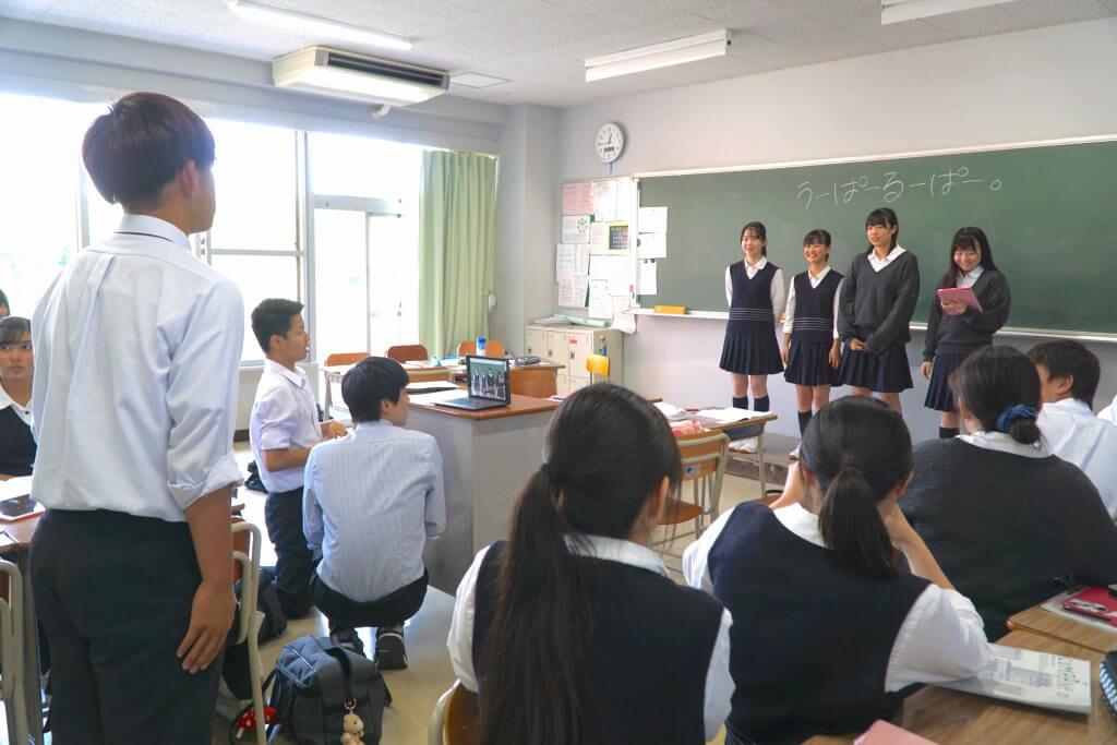 プレゼンをする東京学館高校の生徒たち