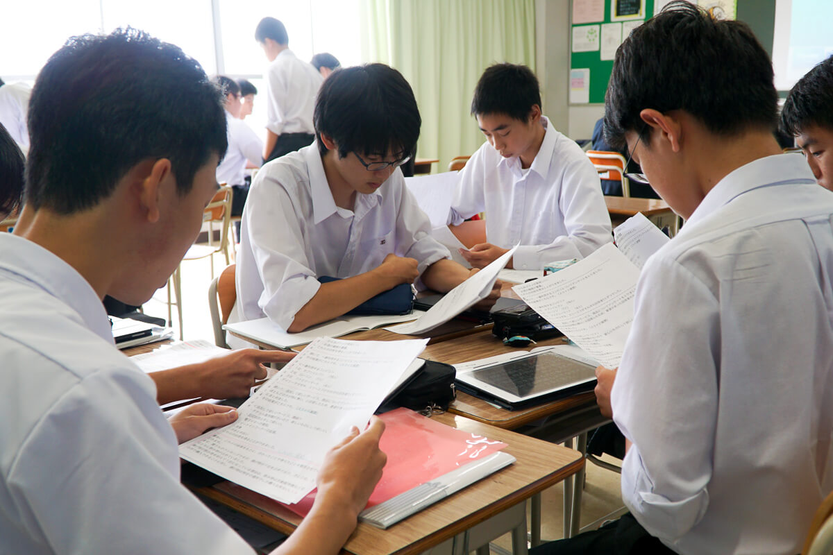 プレゼン準備をする東京学館高校の生徒たち
