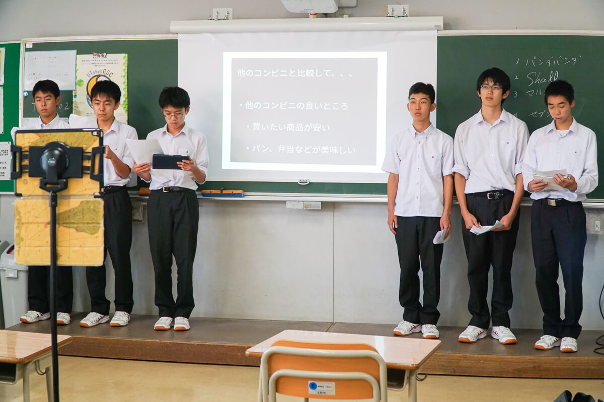 プレゼンをする東京学館高校の生徒たち